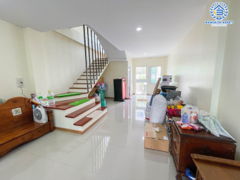 ทาวน์เฮ้าส์มือสอง ม.ดิ แอททิค2 แจ้งวัฒนะ เนื้อที่กว้าง 21 ตร.ว. ฟังก์ชัน 3 ห้องนอน 3 ห้องน้ำ 1 ที่จอดรถ บ้านสภาพสวย ด้านข้างมีพื้นที่ สิ่งอำนวยความสะดวกครบครัน พร้อมอยู่ บนทำเลเดินทางง่าย เชื่อมต่อ ถ.แจ้งวัฒนะ, ถ.ติวานนท์ ใกล้รถไฟฟ้าสายสีชมพู "สถานีห้าแยกปากเกร็ด" และทางด่วน "ศรีรัช(ด่านแจ้งวัฒนะ)"